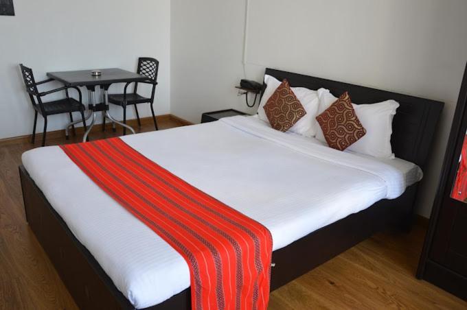 Holiday Hush Haven Hotel Shillong Ngoại thất bức ảnh